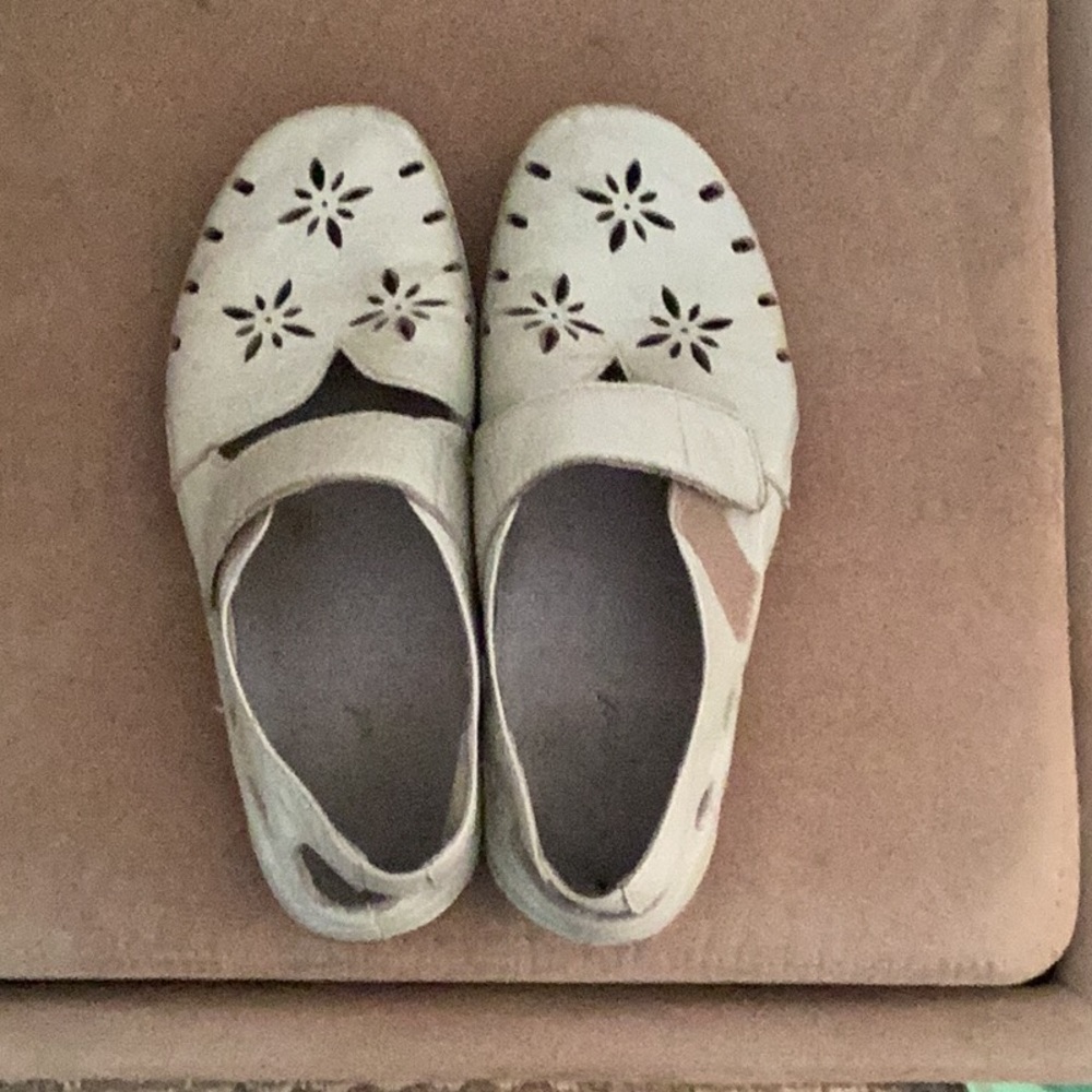 Propet chickadee Velcro closures size 7